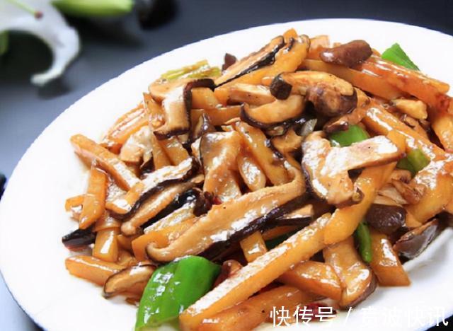 正确做法|炒香菇前到底用不用焯水厨师长教你正确做法，香菇鲜滑又营养！