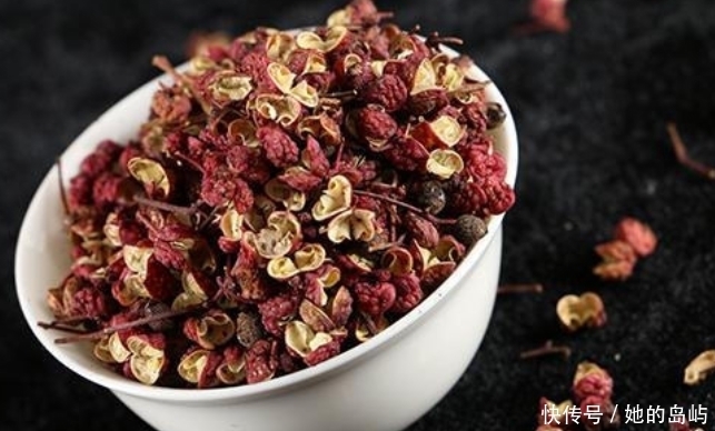 女人每天睡前肚脐上放上此物，半个月下来，排出湿气，甩掉大肚腩