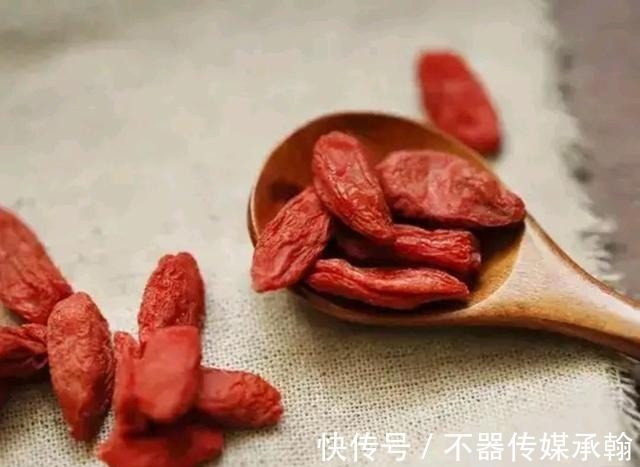 一段时间|坚持睡前干吃5粒枸杞,一段时间后,身体得到了什么?不妨了解下