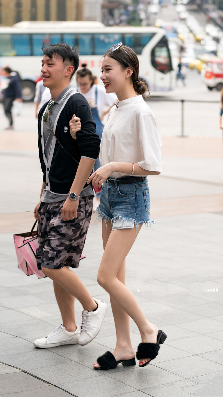 街拍:美女白色衬衫搭配黑色皮裙,脚踩一双高跟鞋,非常有气质!