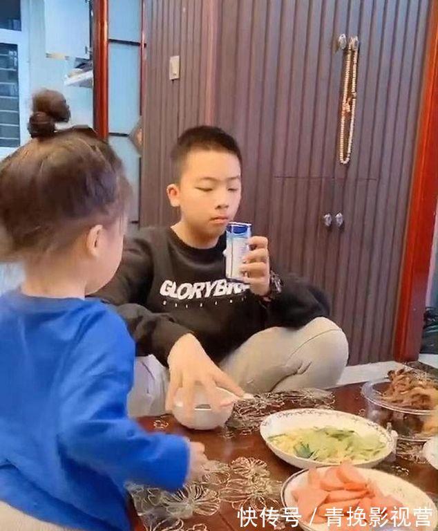 哥哥|女儿在家称王称霸,哥哥放假后,妹妹“不一样了”,妈妈无法淡定