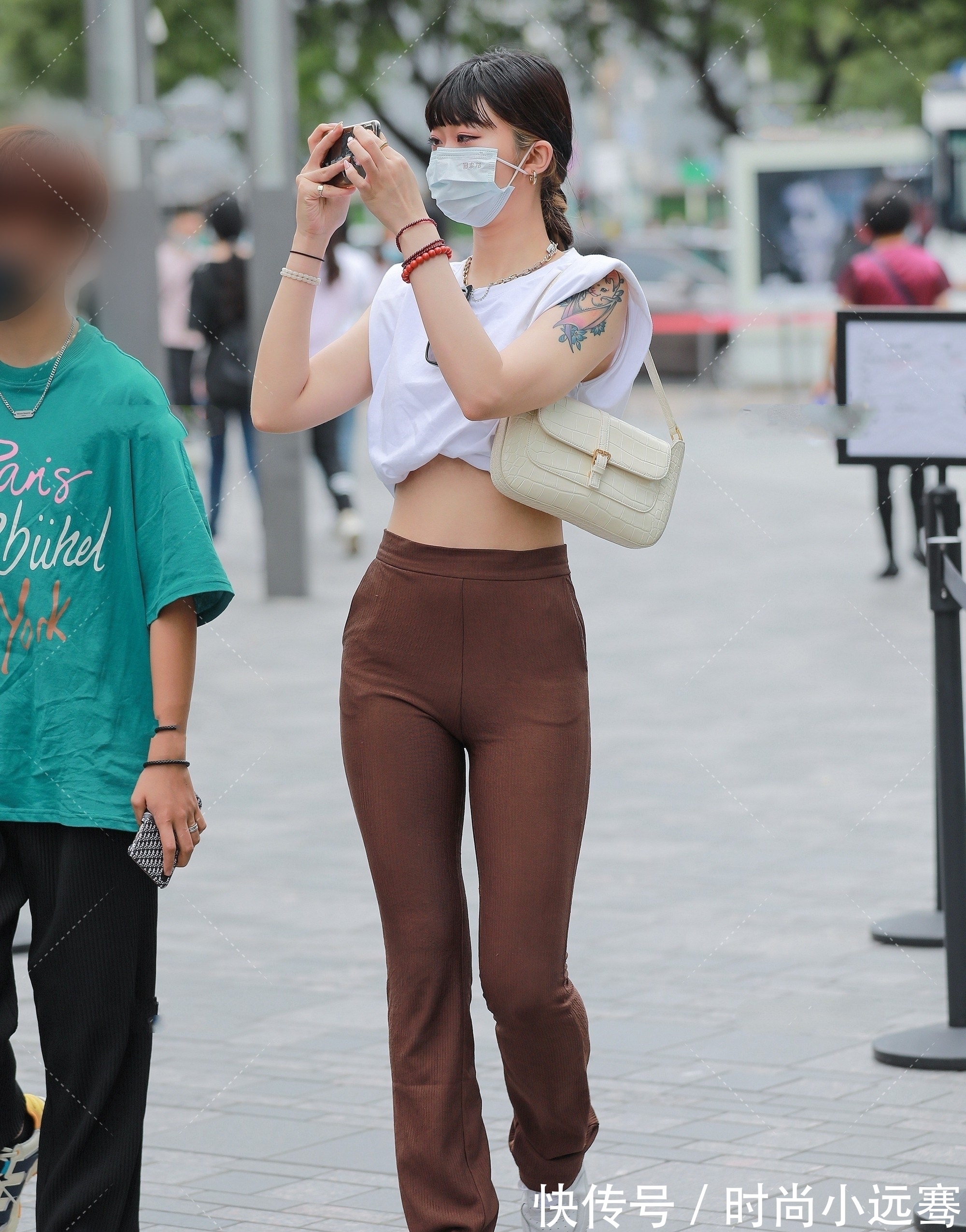 肚脐装 白色露肚脐装搭配深棕色高腰裤,时尚精致,又仙又美