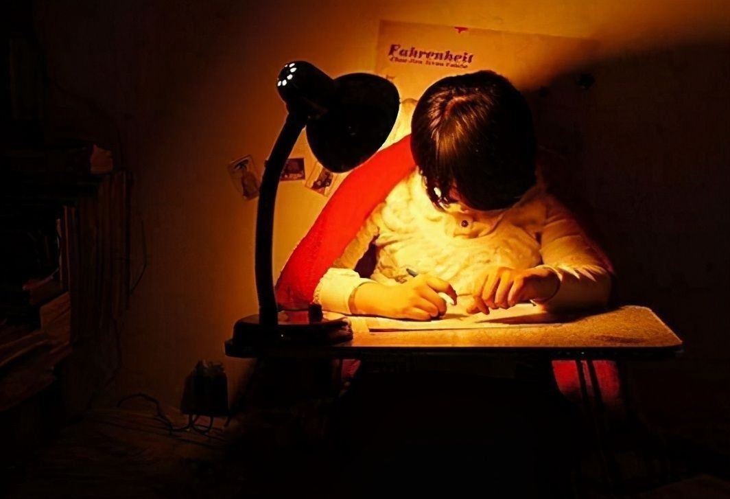 写作业|“老师,睡了没?”凌晨时爸爸问候,让家长群瞬间活跃了起来