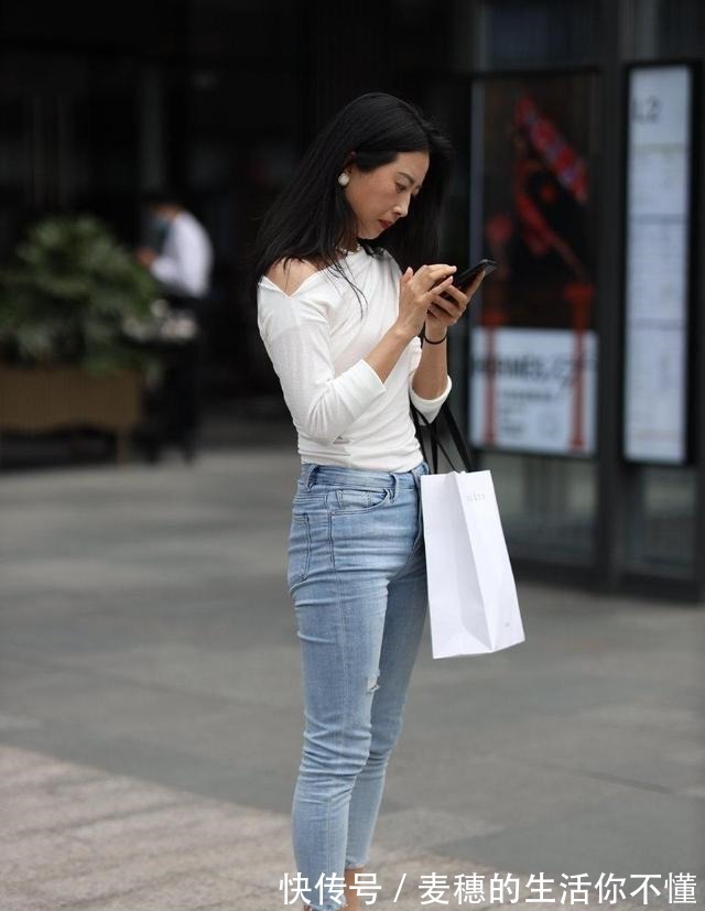 女神 背影女神其实很简单,收腰牛仔裤搭配修身白色T恤就很好看!