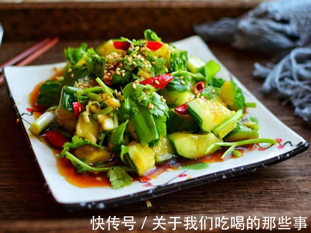 黄瓜|凉拌黄瓜不能直接加调料,厨师长教你3个技巧,脆爽又入味,好吃