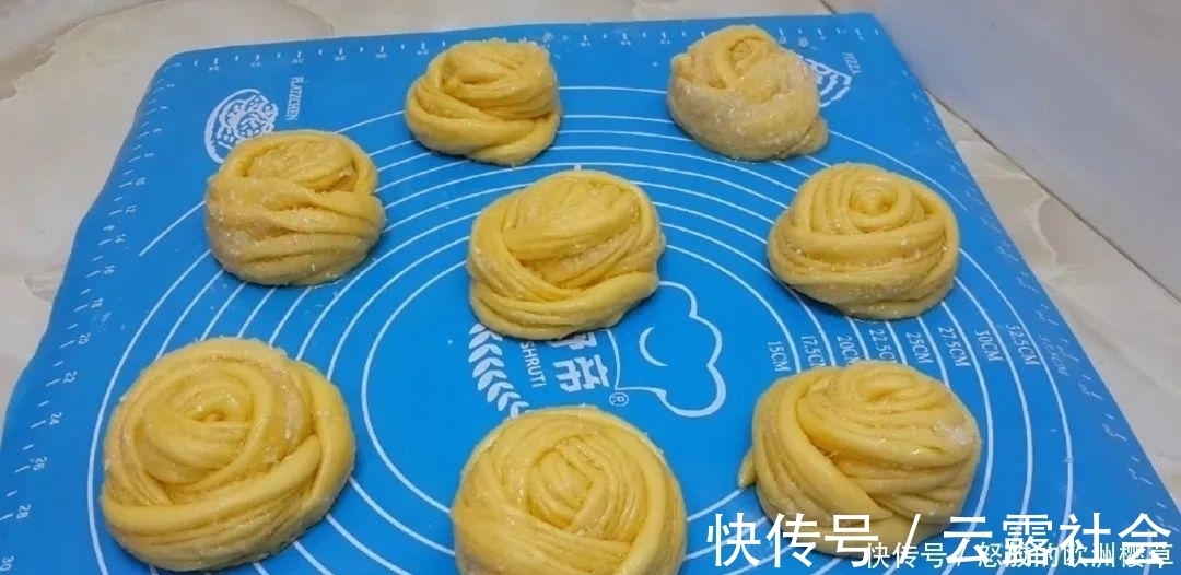 面包这样做才好吃,加4个鸡蛋,比蛋糕简单好吃,没烤箱也能成功