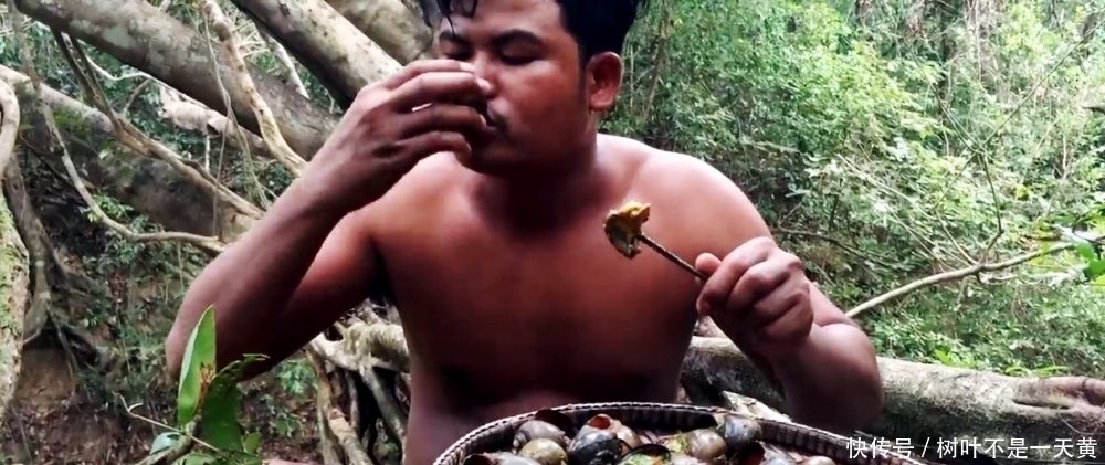 越南人野外烹饪美味大田螺,一次吃5斤蒜蓉田螺,你敢吃吗?