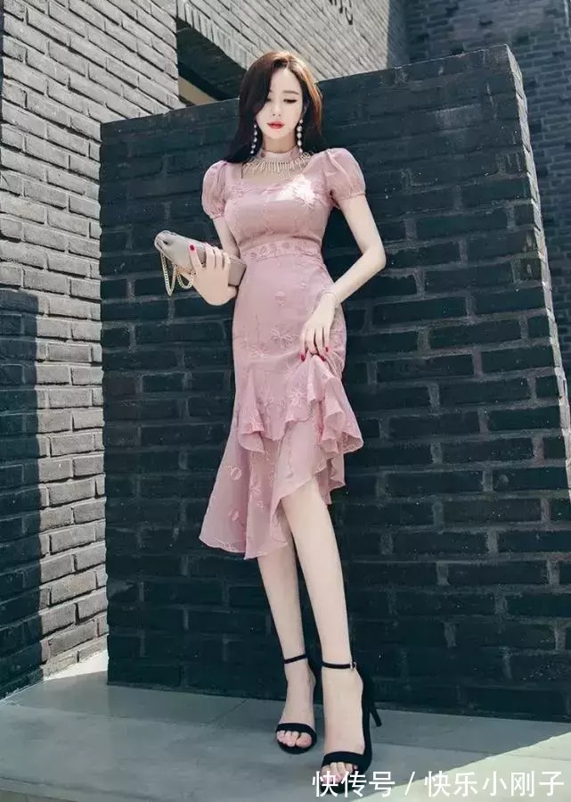 收腰 漂亮绣花突出气质,包臀鱼尾收腰时尚,修身版型彰显曲线身材