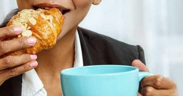 膳食纤维|女人早起3个“异常”表现，说明你的身体在胖，早知早补救！