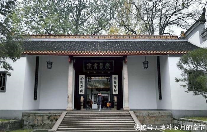 一位皇帝赐书, 两位皇帝赐匾,这可能是我国最牛的学校了