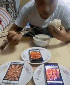 |搞笑GIF:大哥哭着哭着就把美女挤跑了,大妈尴尬了