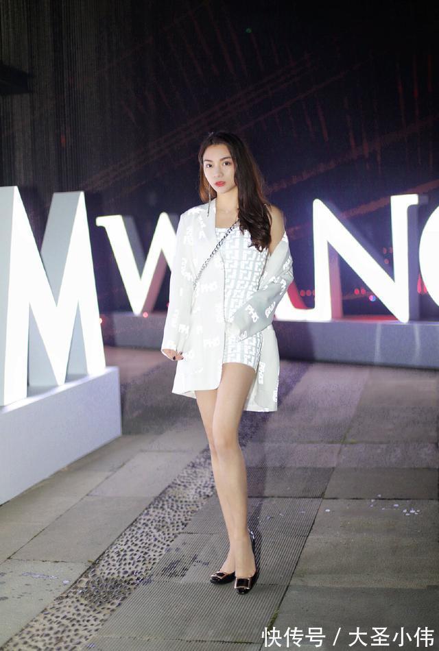 长靴|美女街拍:光腿袜虽然很潮流,但是搭配也要讲究,选对鞋子让人更漂亮