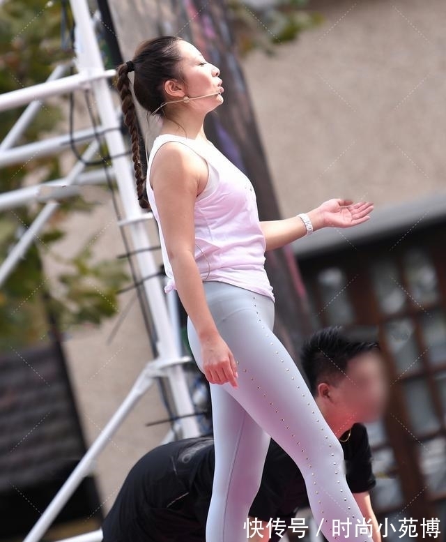 运动装|贴钻紧身瑜伽裤搭配宽松上衣。简约干净，清爽时尚