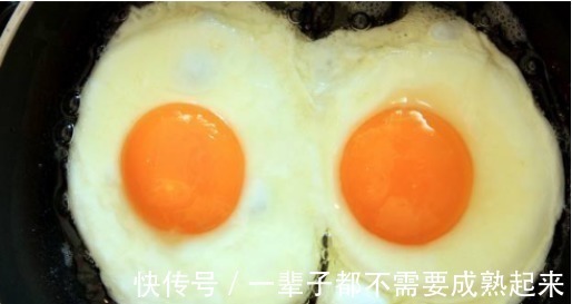 鸡蛋|荷包蛋不成形，大厨：加一样东西，荷包蛋好吃不粘锅