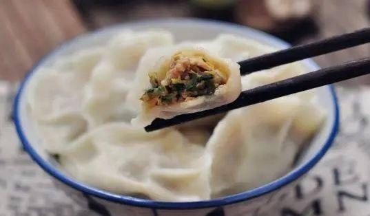 调肉馅时,有人先加水,有人先加油,顺序弄错,饺子吃着不鲜不嫩