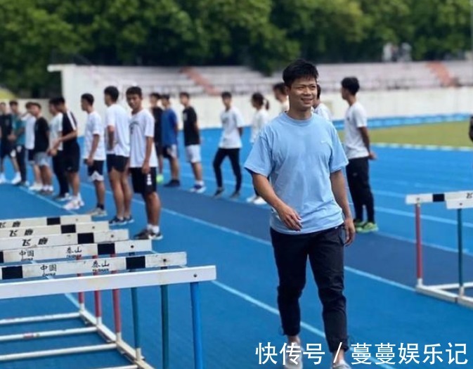 暨南大学|苏炳添上课照片曝光:一身蓝色T恤现身大学操场,指导学生超认真