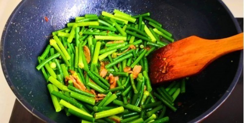  炒蒜苔时，最好不要直接下锅炒，饭店都这样做，蒜苔香脆更入味