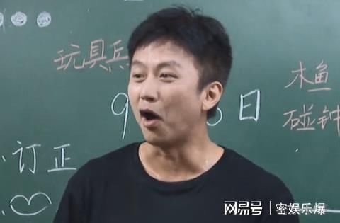 导游|邓超成5哈替补导游,不拿导游旗却挂绶带,看清上面的字没毛病