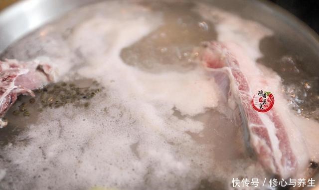 冬天炖羊肉，记得“1泡1煮2香料”，羊肉不腥膻，羊汤奶白鲜香！