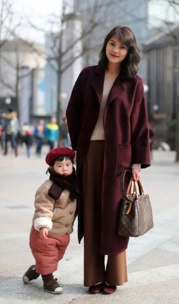 搭配|女人当妈后,别总用大衣配打底裤,学下面辣妈这样穿,减龄显气质