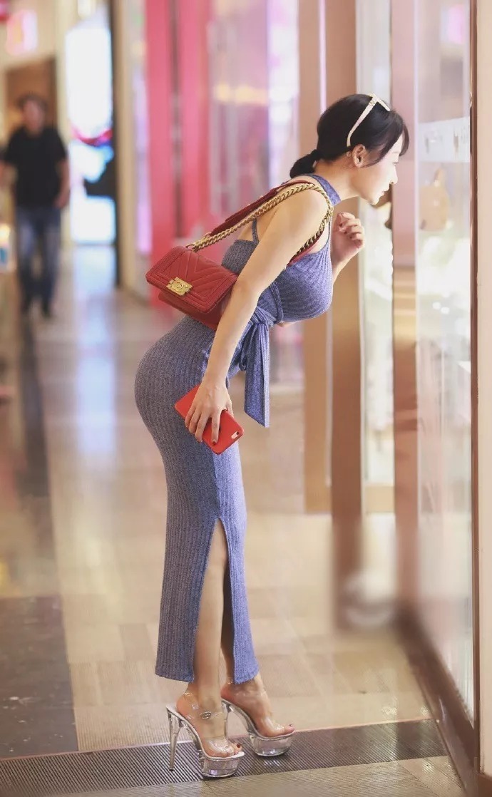 高腰|美女搭配高跟鞋，让自己显得更有魅力