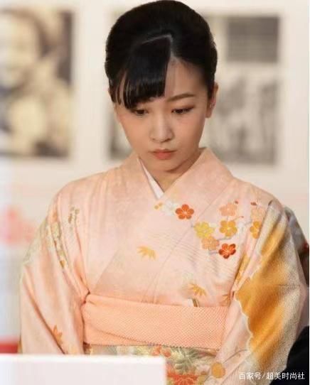 日本佳子公主庆生！梳编发好清纯有了人妻味，姐姐变瘦后更美了