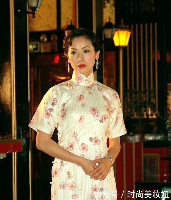 连衣裙|43岁刘芳菲很有“贵妇范”,穿红色旗袍连衣裙高贵优雅,美得惊艳
