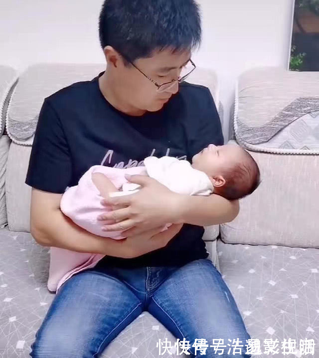 角落|爸爸抱着女儿柔情似水，儿子坐角落“冷眼旁观”，妈妈笑翻