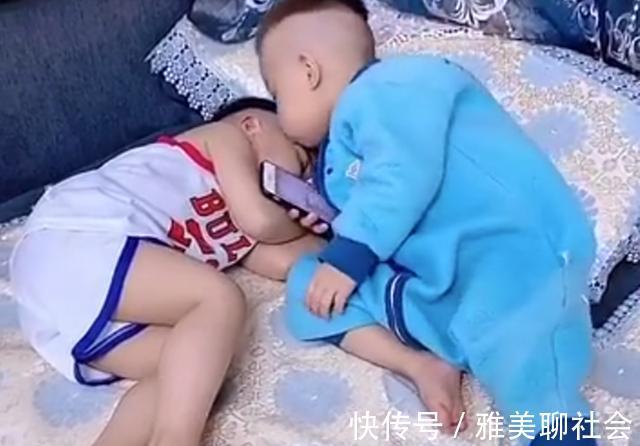 哥俩|弟弟看到哥哥睡着了,随后一个举动暖化人心,网友:所谓的哥俩好
