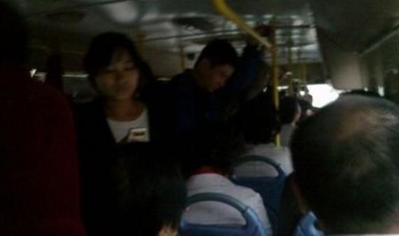 医院|8岁儿子在公交车上放屁,乘客让宝妈抓紧去医院,医生多亏来了