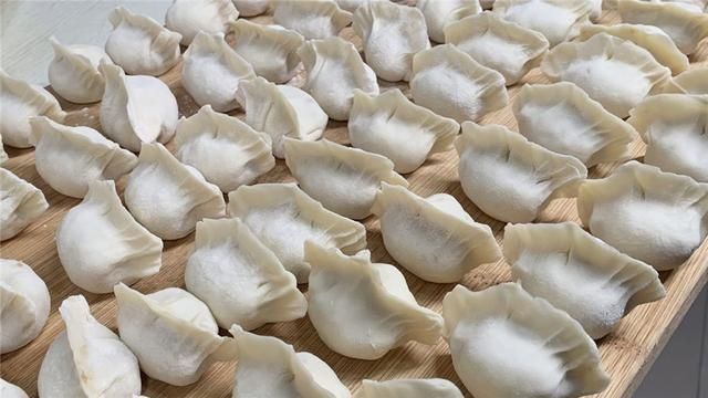 包白菜饺子，有人焯水，有人直接包，大厨：全不对，教你正确做法