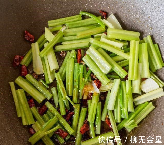 芹菜|芹菜肉丝蒸卤面,肉丝香嫩,芹菜色泽漂亮!