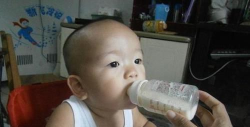 孩子|1岁儿子只喝奶奶冲的奶粉,妈妈觉得不对劲,尝了一口后无奈叹气