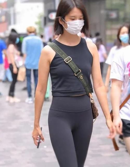 穿搭 被称为“万能裤”的打底裤,平腹穿出“小蛮腰”