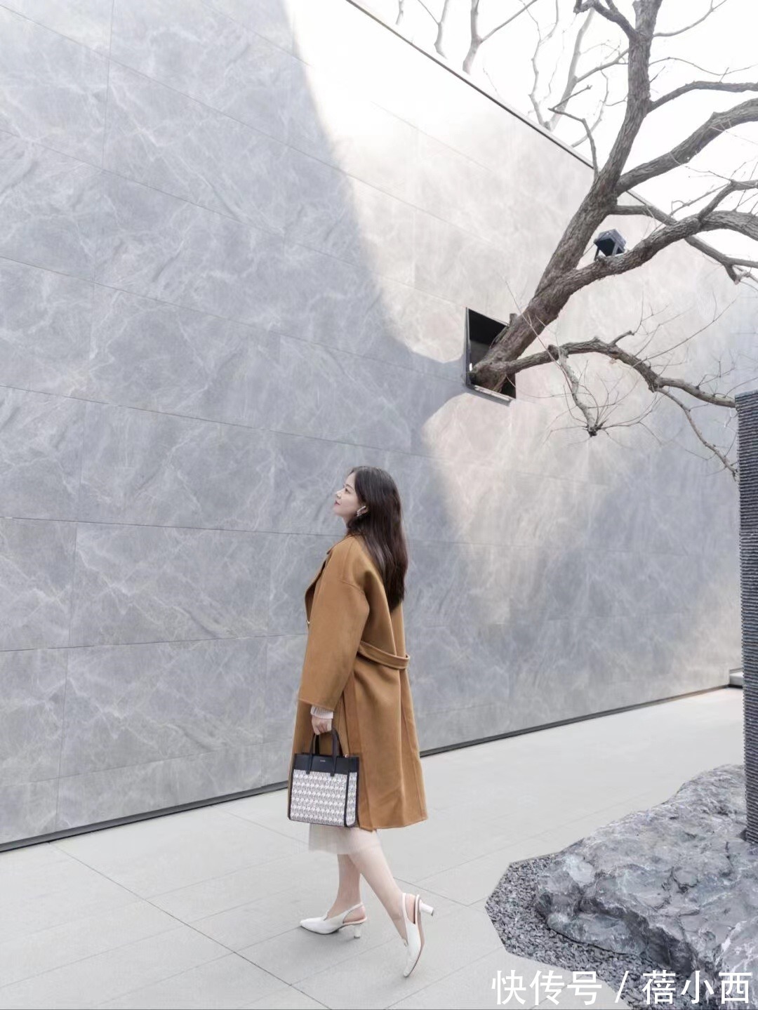 大长腿 过年走亲戚怎么穿?试试这些大衣的高级穿法,气场全开长辈都夸你