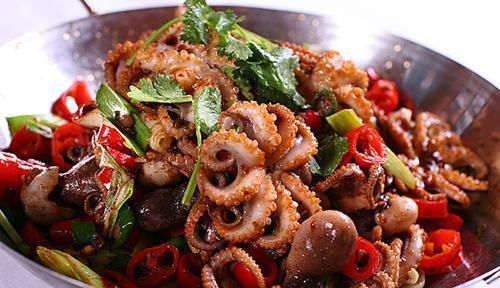 痛经|女人来例假,这4种食物再馋也别吃,会加剧痛经,对子宫健康不利