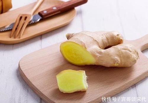 脚底板|睡前在脚底抹点生姜,用不了半个月,身体会有三个“喜人”的变化