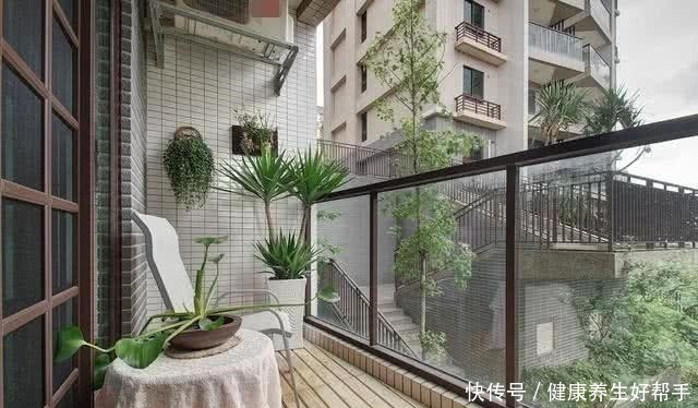 物业|打开是阳台,关上就是一面墙,外国小区整栋楼装隐形阳台太漂亮了!