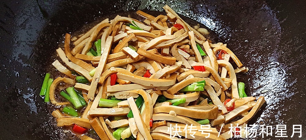 下饭|韭菜和豆干是一对,简单下锅一炒,鲜美开胃更下饭一盘不过5块钱!