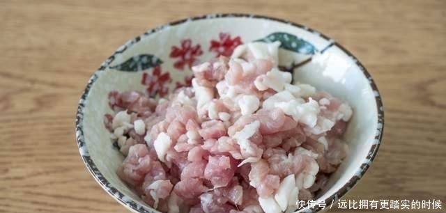 正月十五元宵节,家宴菜单已备好,5荤4素1汤上一桌,十全十美