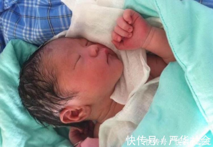 喂奶|“踩生”不是迷信,孩子出产房后,第一个抱他的人确实很重要