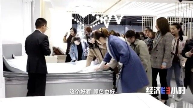 100元能买啥？2件衣服、4个包、1条裤子1双鞋...咋做到的？