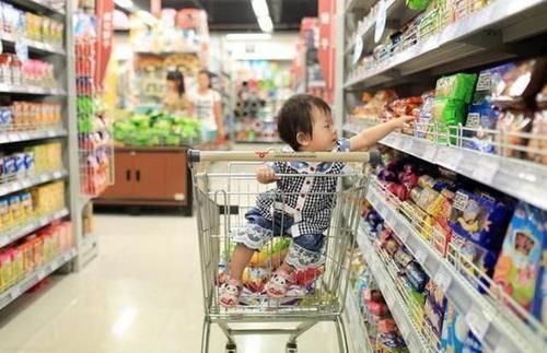 家长|孩子喝光饮料才要付款,店员要求十倍赔偿,宝妈的回怼让人点赞