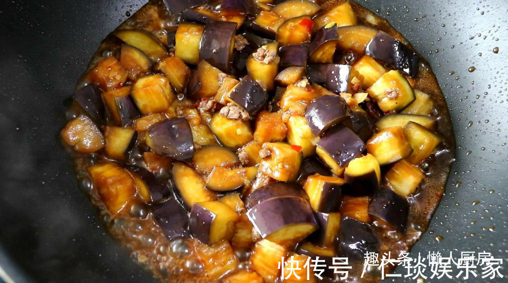 下饭|先蒸后炒,做出来的茄子不吸油,配上牛肉末一起炒,下饭好吃