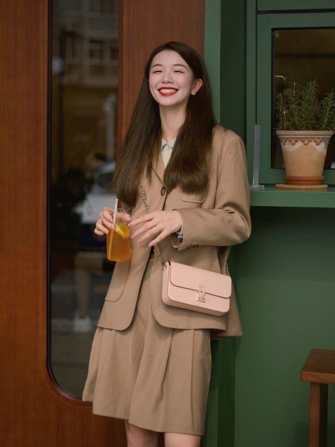 马甲+|小个子早秋穿搭指南!马甲+衬衫搭配休闲裤,穿起来少女感满分