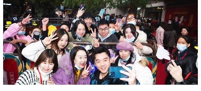 郑恺火锅店遭拉横幅维权，本人却疑似金蝉脱壳，公开发文暗藏深意