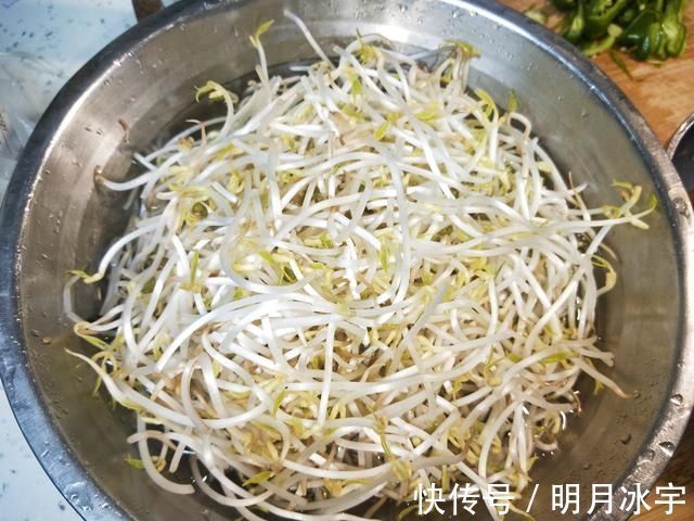 饭店“炒绿豆芽”为啥那么好吃原来多做这1步,豆芽脆爽又入味