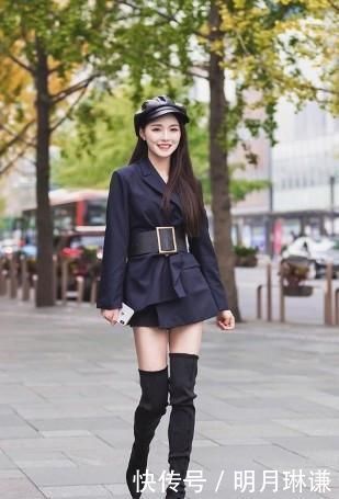 街拍|路人街拍，小姐姐蓝色西装外套搭配黑色短裤，充满干练的女人味