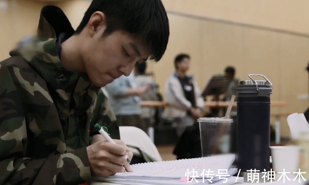 肖战|《如梦之梦》排练花絮曝光,肖战热心为同事拍背,认真学抱娃姿势