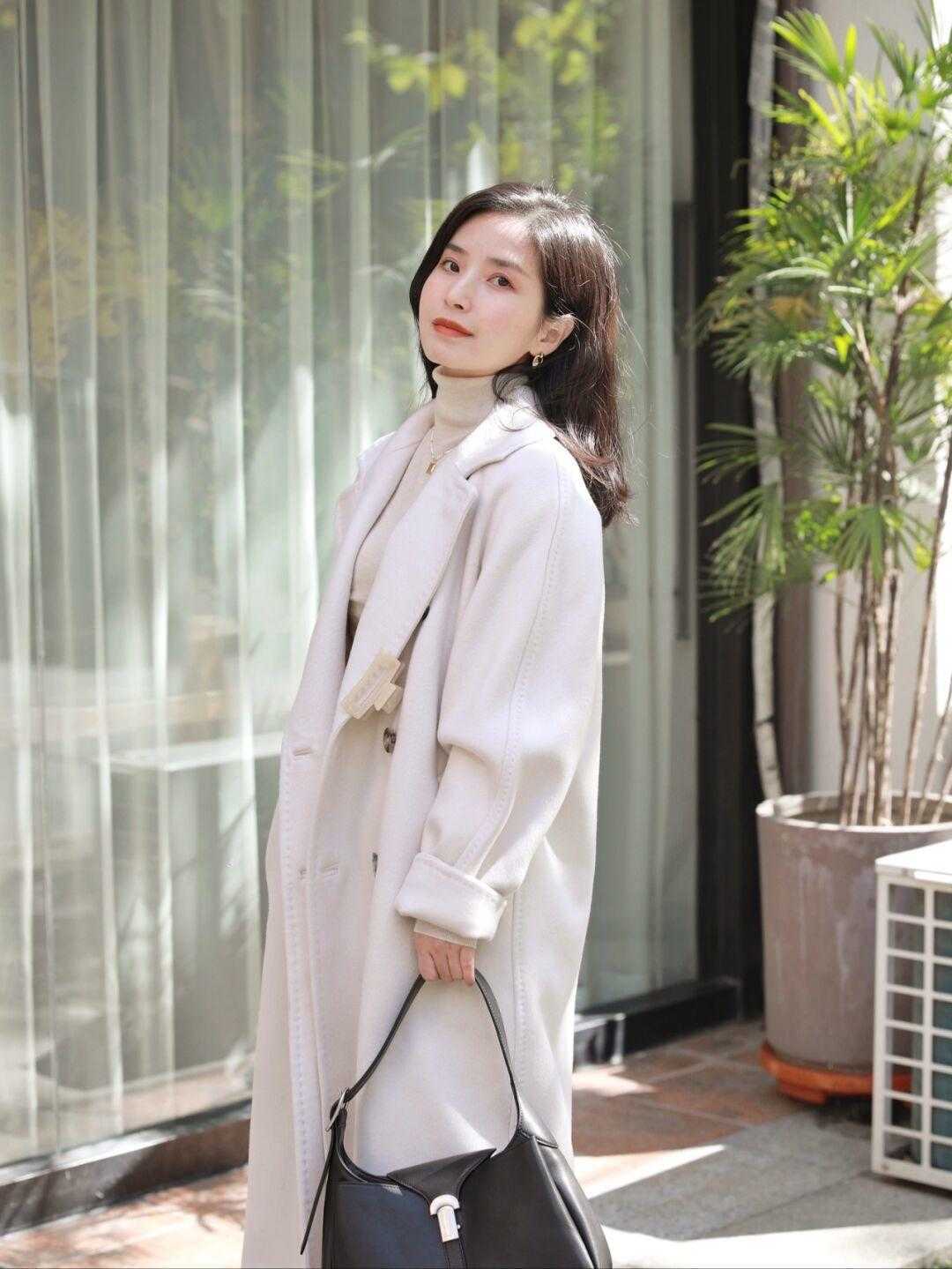 打底衫 冬季大衣不要只会穿黑色,这些浅色大衣温柔又显白,减龄优雅